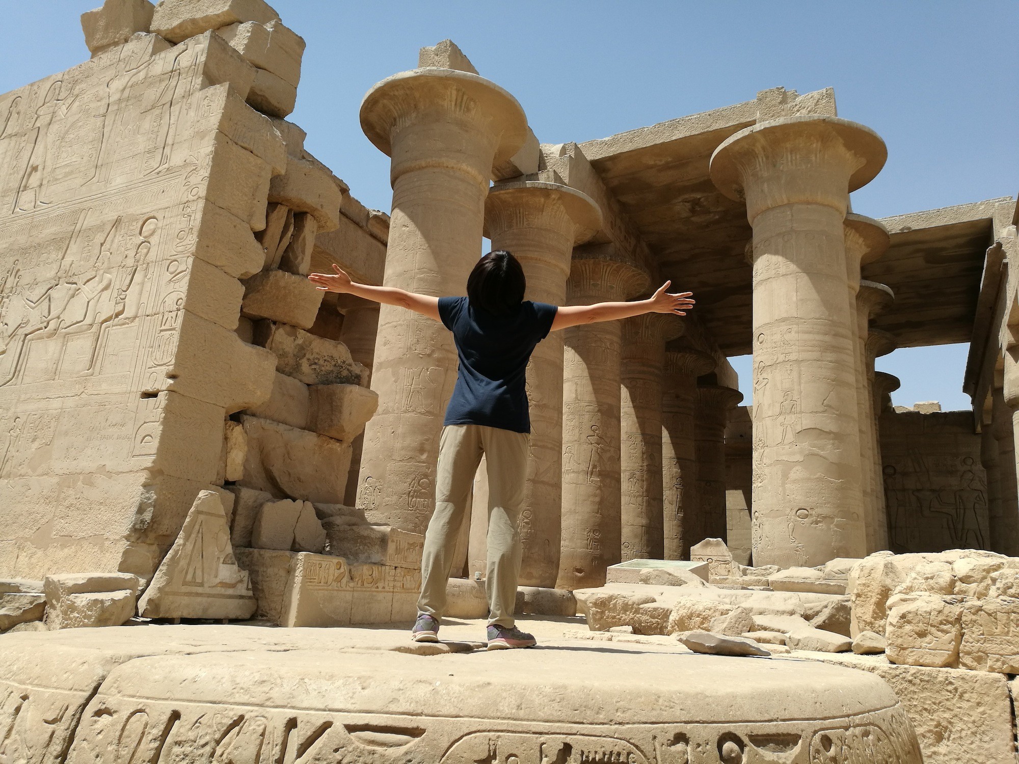 在Ramesseum时心血来潮，拍了很多摆着奇怪姿势的照片，现在回看这张照片，发现自己所在的地方会不会是一个祭祀台呀？！